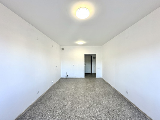 Купить --комнатную квартиру